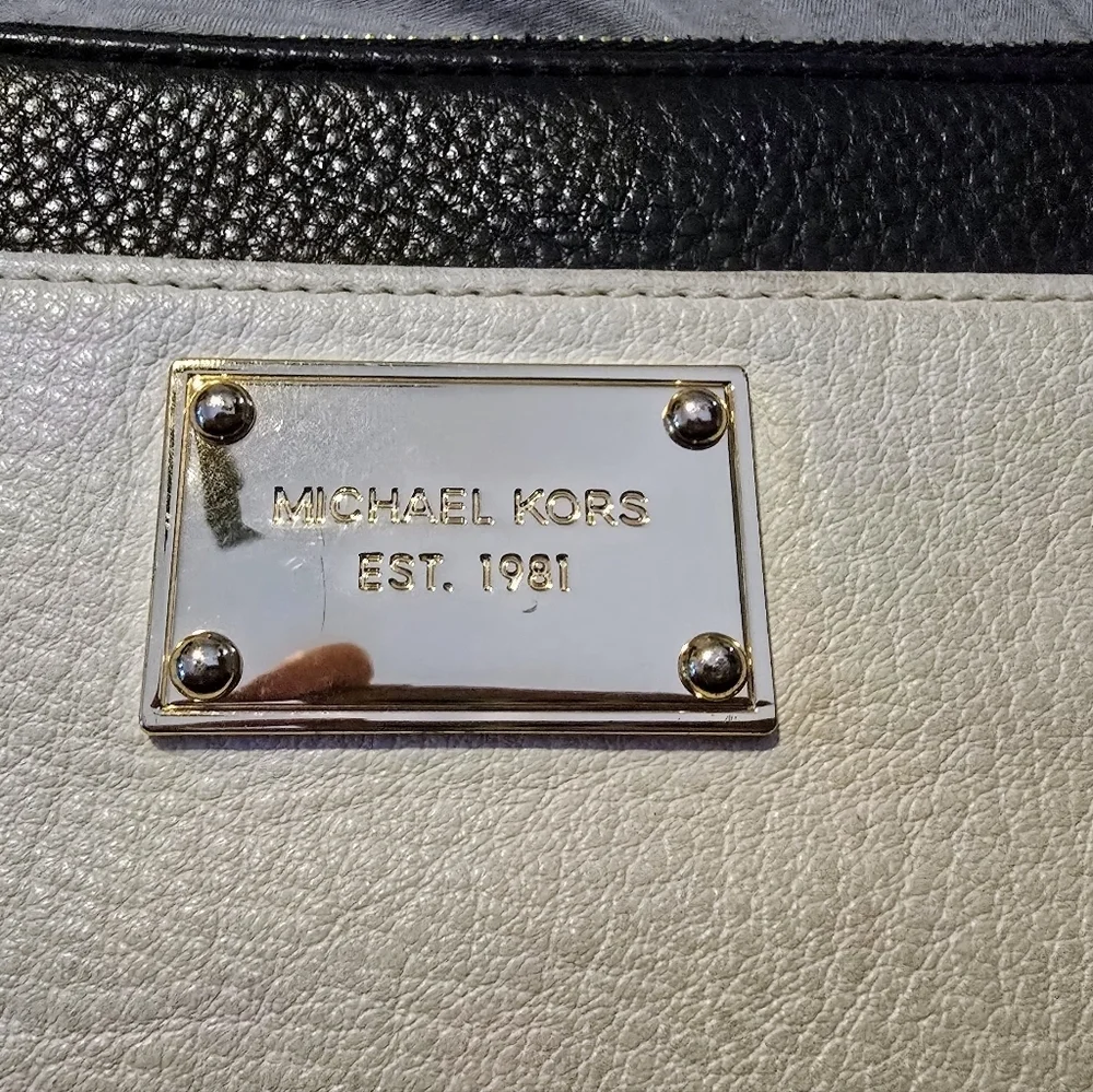 EUC - Michael Kors Black and White Wristlet